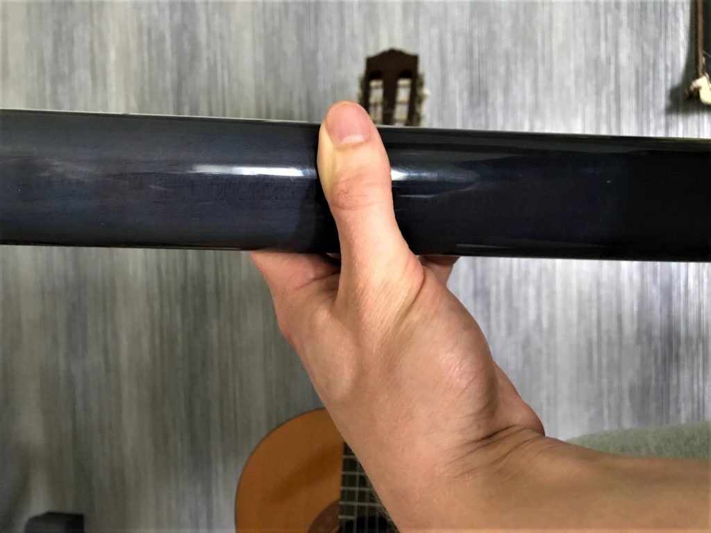 How to play guitar with small hands - how to hold your thumb, the wrong way